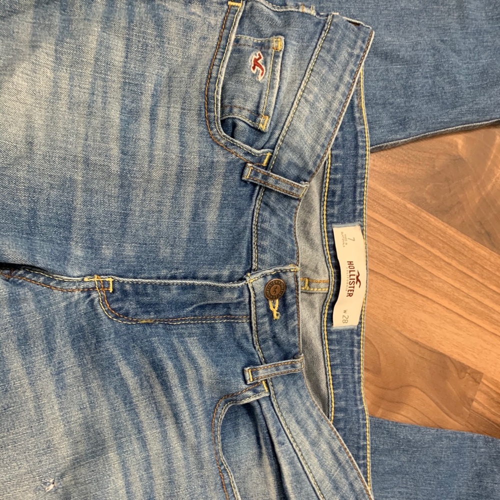 Hollister women’s size 7 jeans.